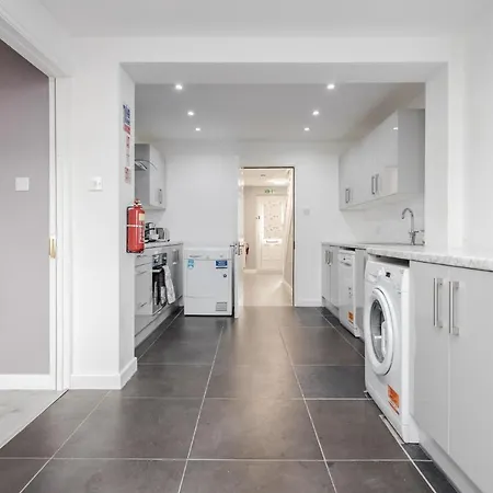 Remaj Serviced Accommodation, Sleeps 7 & Free Parking Laindon Extérieur photo