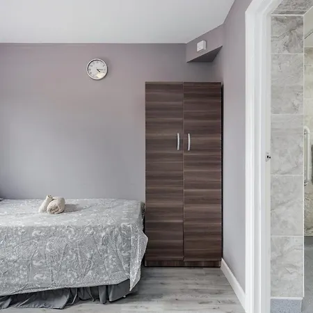 Remaj Serviced Accommodation, Sleeps 7 & Free Parking Laindon Extérieur photo