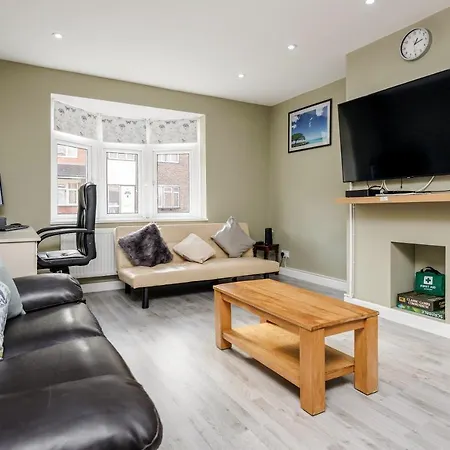 Remaj Serviced Accommodation, Sleeps 7 & Free Parking Laindon Extérieur photo