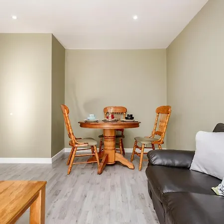 Remaj Serviced Accommodation, Sleeps 7 & Free Parking Laindon Extérieur photo