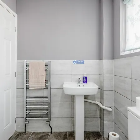 Remaj Serviced Accommodation, Sleeps 7 & Free Parking Laindon Extérieur photo