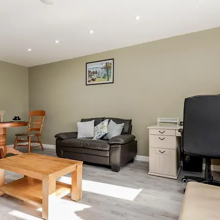 Remaj Serviced Accommodation, Sleeps 7 & Free Parking Laindon Extérieur photo