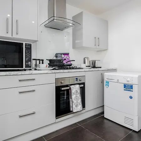 Remaj Serviced Accommodation, Sleeps 7 & Free Parking Laindon Extérieur photo