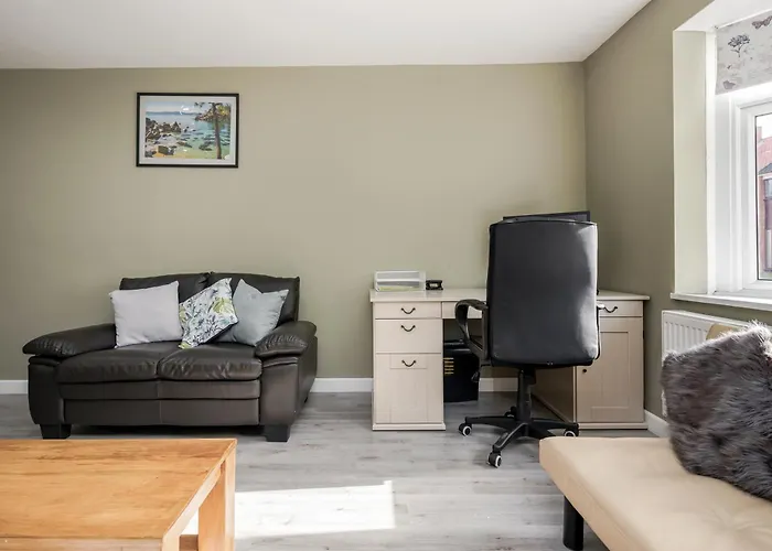 Remaj Serviced Accommodation, Sleeps 7 & Free Parking