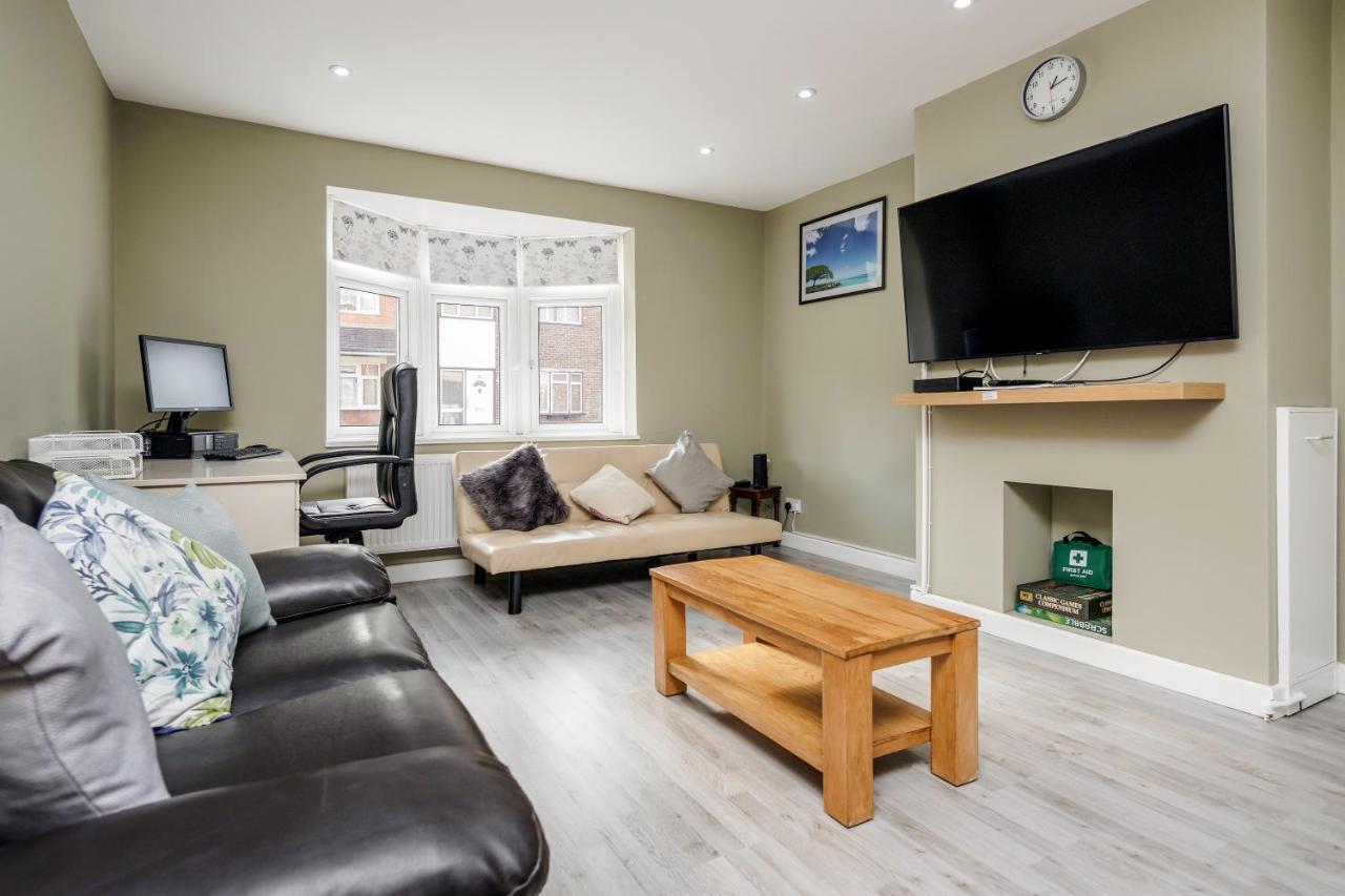 Remaj Serviced Accommodation, Sleeps 7 & Free Parking *