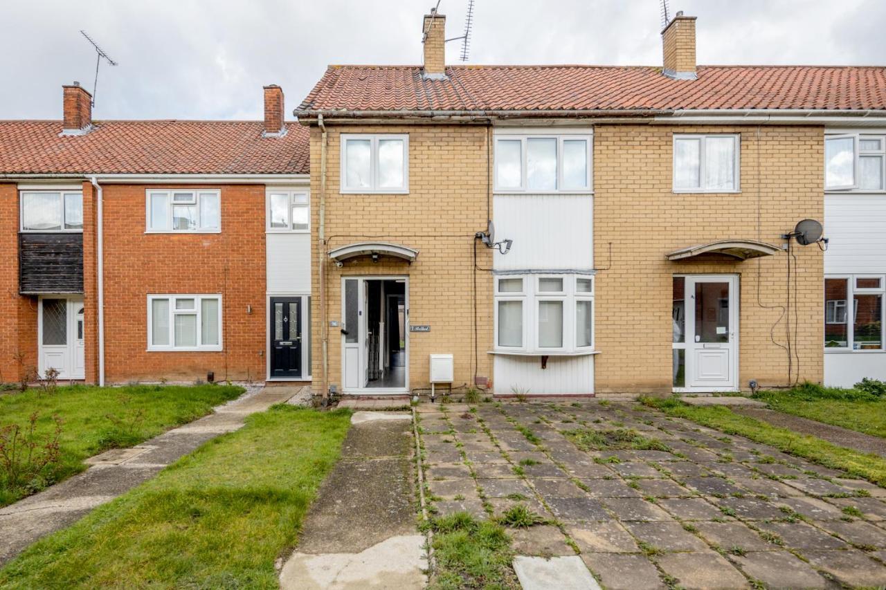 Remaj Serviced Accommodation, Sleeps 7 & Free Parking Apartment Laindon